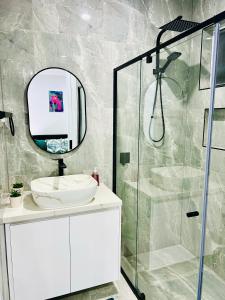a bathroom with a sink and a shower at Modern 4 Bed 4 Bath Family friendly Villa in Melton South