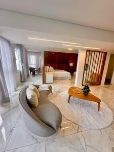 グラマドにあるHotel Locanda Casa D'Oroのソファとベッドのあるリビングルーム