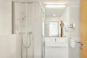 O baie la Four Points Flex by Sheraton Vienna Hauptbahnhof +55 fotografii