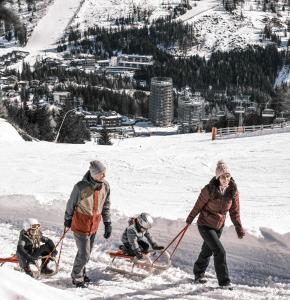een groep mensen die in de sneeuw spelen bij Falkensteiner Aktiv & Familienhotel Cristallo in Katschberghöhe +26 foto's