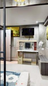 a living room with a microwave and a table at โรงแรม เลิฟ บีเคเค in Amphoe Phra Khanong +65 photos