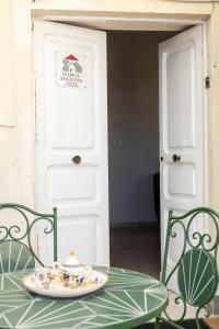 een bord op een tafel voor een deur bij Domus Angelina Pompei in Pompei