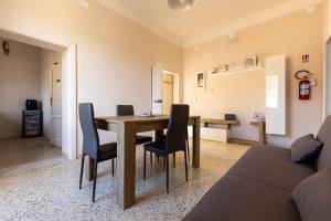 een eetkamer met een houten tafel en stoelen bij Domus Angelina Pompei in Pompei