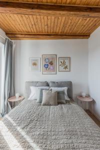 En eller flere senge i et værelse på Vysoka Apartments