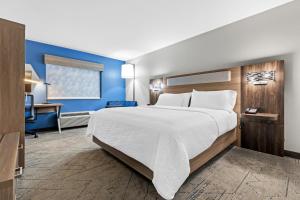 Ένα ή περισσότερα κρεβάτια σε δωμάτιο στο Holiday Inn Express Florence Northeast by IHG +26 φωτογραφίες
