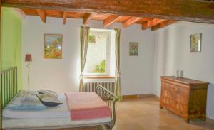 En eller flere senge i et værelse på Provençal Farmhouse With Shared Pool In The Drôme