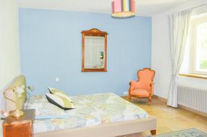 En eller flere senge i et værelse på Provençal Farmhouse With Shared Pool In The Drôme + 7 billeder