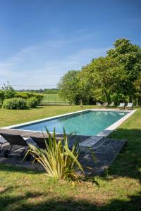 Swimmingpoolen hos eller tæt på Provençal Farmhouse With Shared Pool In The Drôme