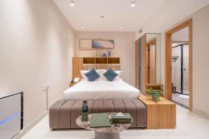 Postel nebo postele na pokoji v ubytování Tranquil Wellness Tower