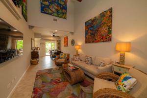 Χώρος καθιστικού στο Veranda 4B 3 bdr Golf Course View in Los Suenos