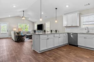 Η κουζίνα ή μικρή κουζίνα στο The 54th Cottage Close to Commerce Shopping