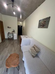 een woonkamer met twee bedden en een tafel bij Eco Garden Kutaisi in Koetaisi