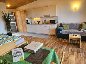 Una sala de estar con un sofá y una cocina. en Garnhof, en Coldrano