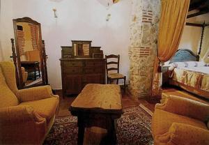 ein Schlafzimmer mit einem Bett, einem Tisch und einem Stuhl in der Unterkunft Estudio Salón y terraza in Peñaranda de Duero