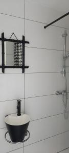 een badkamer met een wastafel en een spiegel bij Le Temps D'une Revery in Saint-Jean-Lespinasse