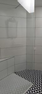 een witte kamer met een betegelde vloer en een plafond bij Le Temps D'une Revery in Saint-Jean-Lespinasse +10 foto's