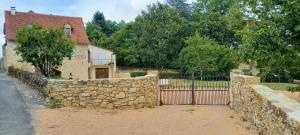 een stenen hek voor een huis bij Le Temps D'une Revery in Saint-Jean-Lespinasse