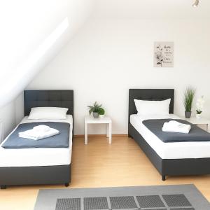 Ein Bett oder Betten in einem Zimmer der Unterkunft SUNNYHOME Monteurwohnungen und Apartments nahe Regensburg