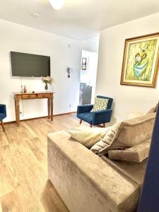 a living room with a couch and a desk at Casa Charmosa no Centro Histórico in Ouro Preto