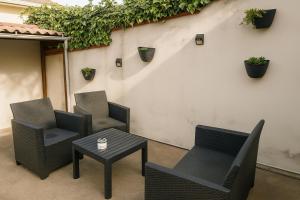 a patio with two chairs and a table and plants at Chambre privée chez l'habitant - La Chambre Jade in Colomiers