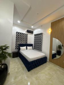 a bedroom with a bed and a mirror in it at Hideout in Ankuru