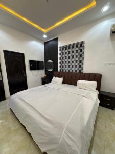 a bedroom with a large white bed in a room at Hideout in Ankuru