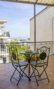 een tafel en twee stoelen op een balkon bij Domus Angelina Pompei in Pompei