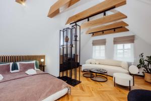 a bedroom with a large bed and a couch at Grodzka Stare Miasto Aparthotel - Dream Apart in Jelenia Góra