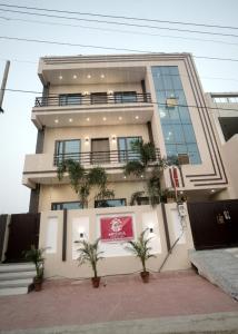 阿格拉Hare Krishna Homestay的前面有红色标志的建筑