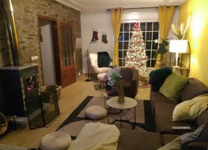 ein Wohnzimmer mit einem Weihnachtsbaum und einer Couch in der Unterkunft Casa Quercus Galicia a 17 minutos de Compostela! in A Estrada