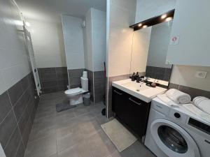 Ένα μπάνιο στο Appartement cosy avec grand balcon à Bron +10 φωτογραφίες