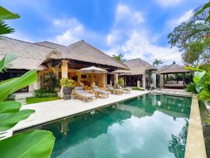 ein Bild einer Villa mit Swimmingpool in der Unterkunft Villas Seminyak in Seminyak