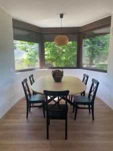 a dining room with a table and chairs at Villa Pastora in Garganta de los Montes