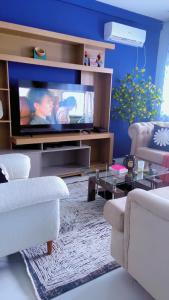 TV a/nebo společenská místnost v ubytování Appartement meublé HP Yaoundé titi garage