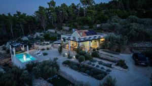 Bazén v ubytování House Komadic raja nebo v jeho okolí