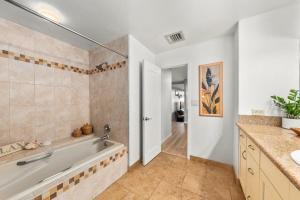 een badkamer met een bad en een wastafel bij Kaanapali Royal H101 · KRL H101 Remodel 2BD Condo Pool Kaanapali in Kaanapali +68 foto's