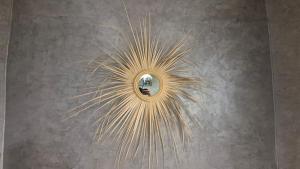 Un espejo circular en una pared con una persona en él. en Eco Farm Tayssir Marrakech, en Marrakech