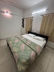 Un pat sau paturi într-o cameră la Chullickal house