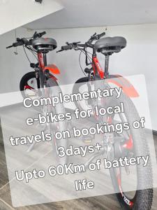 Hay dos bicicletas aparcadas una al lado de la otra. en Aryna Apartments, en Goodlands