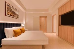 Μια τηλεόραση ή/και κέντρο ψυχαγωγίας στο Hotel Rosewood-Near Delhi Airport & Free Airport Drop