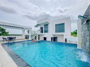 Bazén v ubytování Ck hotel in nebo v jeho okolí