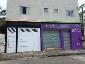 twee garagedeuren voor een gebouw bij Apartamento bem localizado São Sebastião - SP in São Sebastião