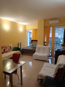 Χώρος καθιστικού στο Квартира-студия с видом на море +8 φωτογραφίες