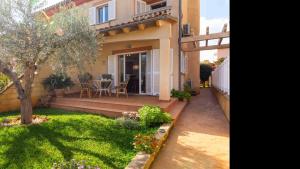 Sirena في بورت ذالكوذيا: منزل مع فناء مع طاولة وشجر