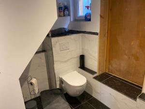 ヴェルニゲローデにあるExklusives Altstadthaus mit Schlossblick zentral in Wernigerodeの小さなバスルーム(トイレは階段の上) +2枚の写真