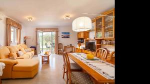 Sirena في بورت ذالكوذيا: مطبخ وغرفة معيشة مع طاولة وأريكة