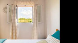 Sirena في بورت ذالكوذيا: غرفة نوم بها سرير ونافذة