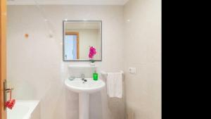 Sirena في بورت ذالكوذيا: حمام أبيض مع حوض ومرآة +22 صورة