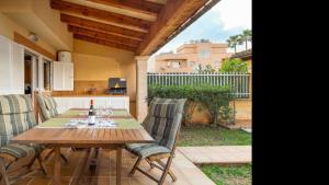 Sirena في بورت ذالكوذيا: طاولة وكراسي خشبية على الفناء