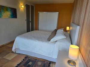 ein Schlafzimmer mit einem weißen Bett und einem Tisch in der Unterkunft Tornasole,reserva natural,La granja,Cordoba in La Granja + 19 Fotos